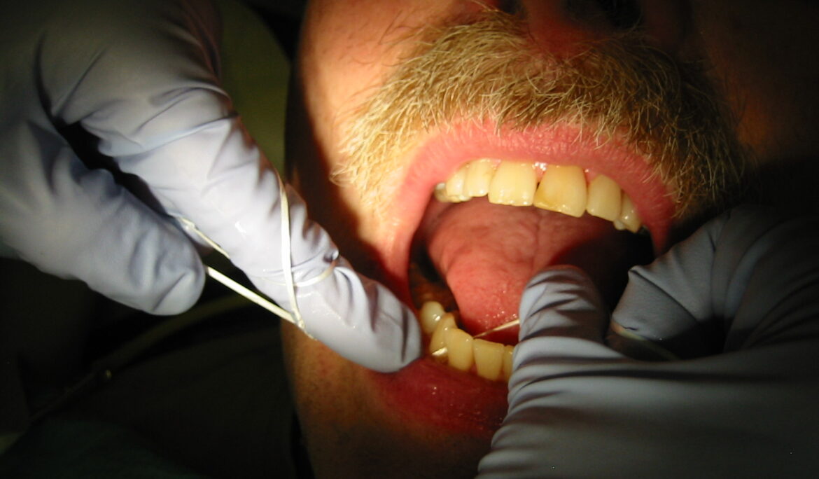 A Guide to Flossing Your Teeth